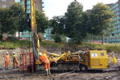 Aarsleff performs drilling and grouting works with specialised machinery. One worker operates the rig while two workers observe the works.