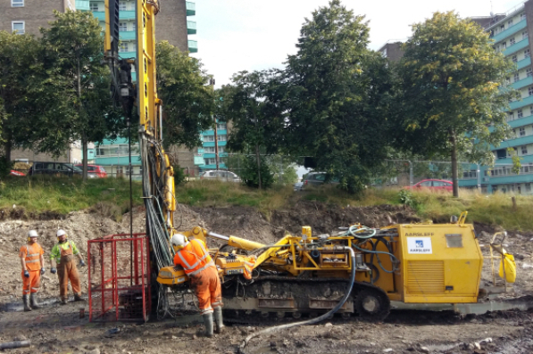 Aarsleff performs drilling and grouting works with specialised machinery. One worker operates the rig while two workers observe the works.